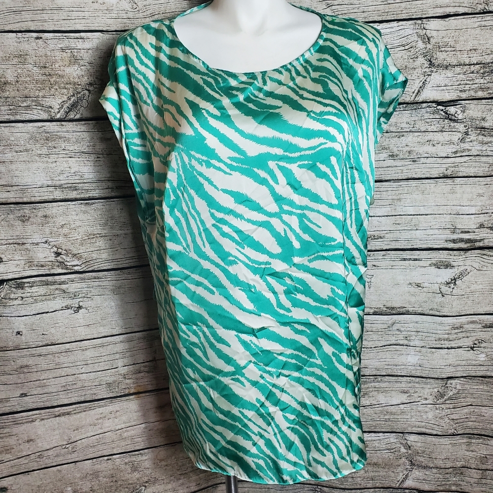 Adressing Woman Top Size 2X.Pit to pit approx: 26.5 inches Right shoulder to